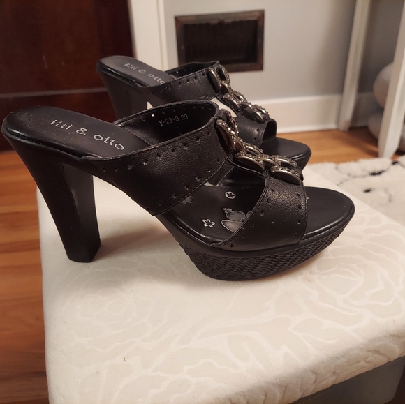 Sandals Size 8 - Picture 5 of 6